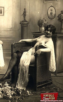 Sexy horny vintage chicks posing at home in - XXX Dessert - Picture 1