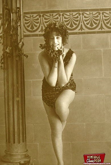 Horny vintage beauties taking a hot bath in - XXX Dessert - Picture 10