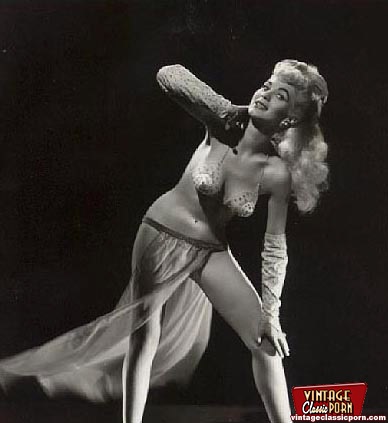 Very pretty pin up girls love posing naked  - XXX Dessert - Picture 6