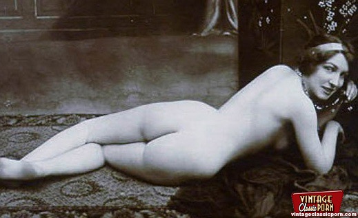 Vintage hotties showing beautiful bottoms i - XXX Dessert - Picture 1