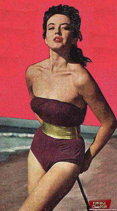 Beautiful vintage chicks standing naked in  - XXX Dessert - Picture 3