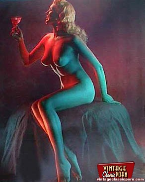 Beautiful vintage chicks standing naked in  - XXX Dessert - Picture 7