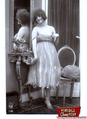 Vintage naked ladies looking in a mirror in - XXX Dessert - Picture 2