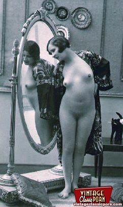 Vintage naked ladies looking in a mirror in - XXX Dessert - Picture 4