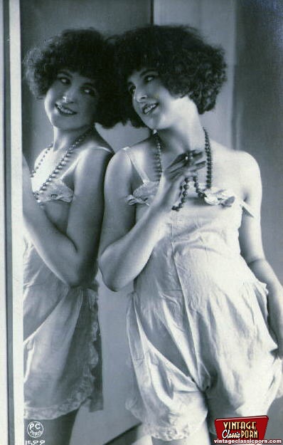 Vintage naked ladies looking in a mirror in - XXX Dessert - Picture 7
