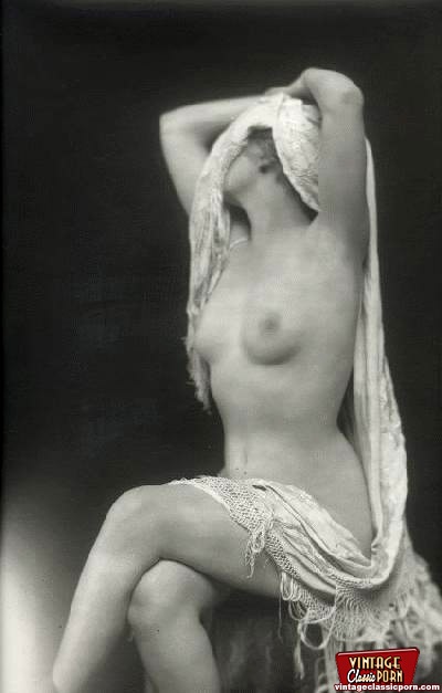 Beautiful sexy vintage women posing nude in - XXX Dessert - Picture 10