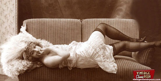 A couple of real vintage reclining ladies i - XXX Dessert - Picture 3