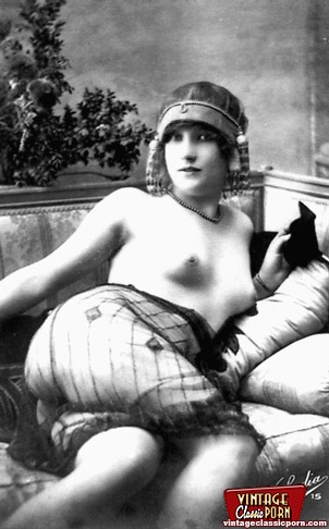 Real vintage women with big hats from the t - XXX Dessert - Picture 10
