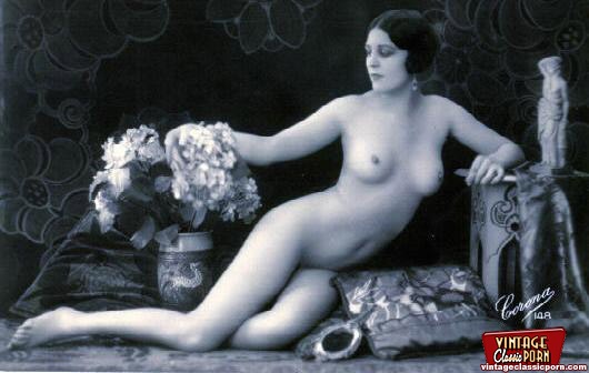 Some vintage naked girls wearing flowers in - XXX Dessert - Picture 4