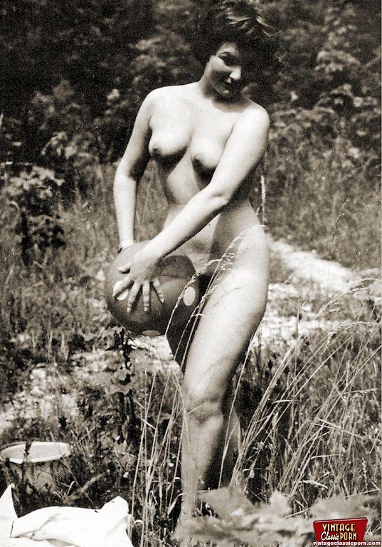 Outdoor Nudes Vintage - Some real vintage hairy outdoor girls posin - XXX Dessert - Picture 5