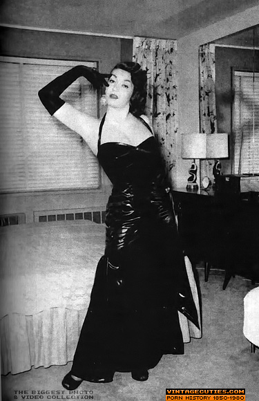 Adorable retro cutie seductively posing in  - XXX Dessert - Picture 4