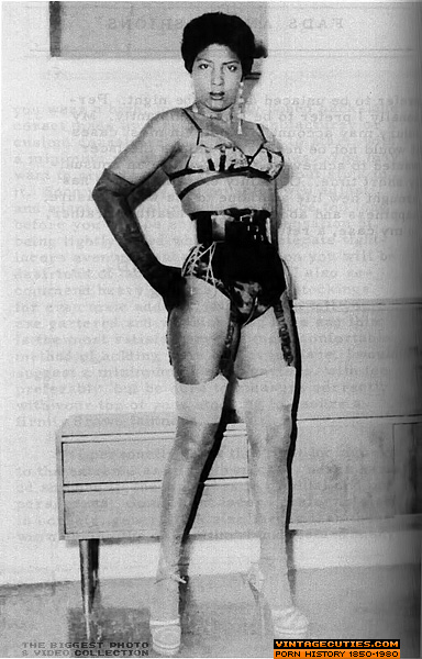 Adorable retro cutie seductively posing in  - XXX Dessert - Picture 10