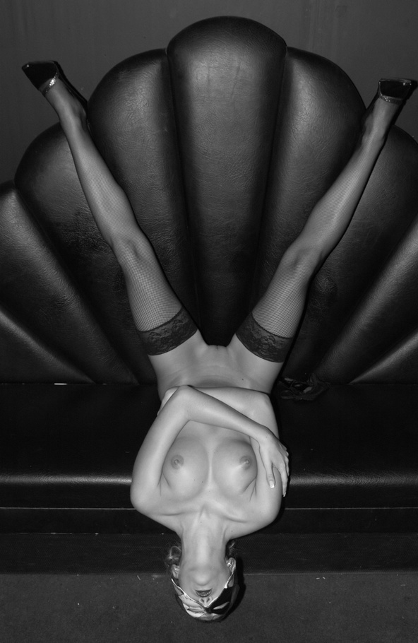 Young girl got the mask on her face and hot - XXX Dessert - Picture 9