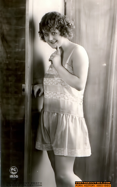 Vintage sexy shaped girl looks so seductive - XXX Dessert - Picture 1