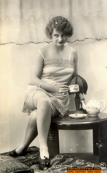 Vintage sexy shaped girl looks so seductive - XXX Dessert - Picture 5