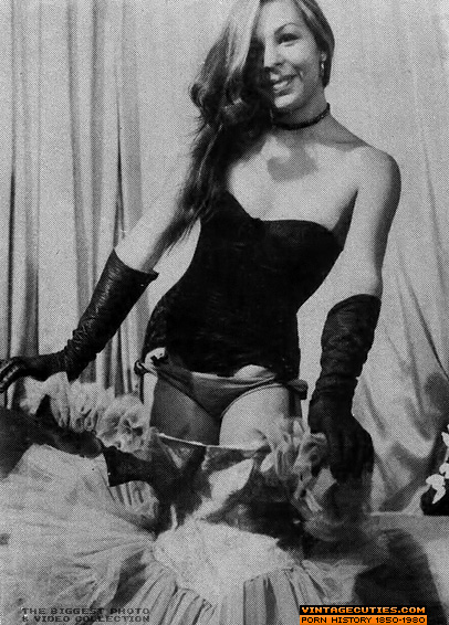 Adorable brunette retro hottie posing in he - XXX Dessert - Picture 5