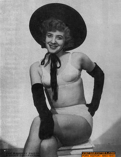 Adorable brunette retro hottie posing in he - XXX Dessert - Picture 9