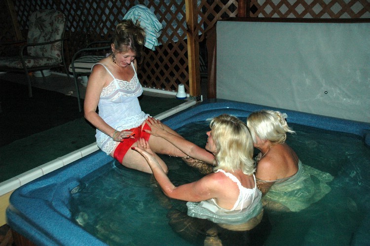Friend hot tub sex