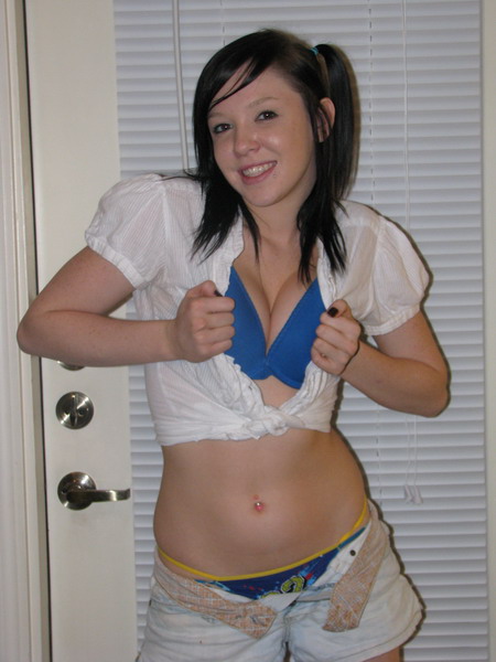 Riley posing in her nice short shorts as sh - XXX Dessert - Picture 3
