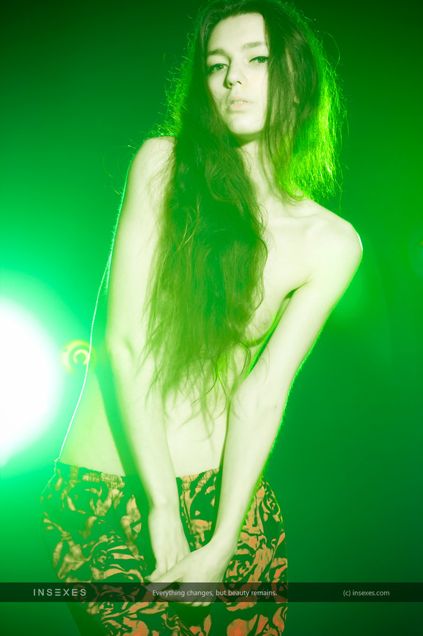 Brunette beauty exposing her gorgeous body  - XXX Dessert - Picture 2