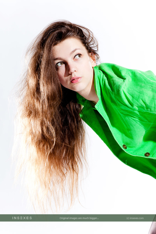 Green top wearing brunette teen exposing he - XXX Dessert - Picture 11