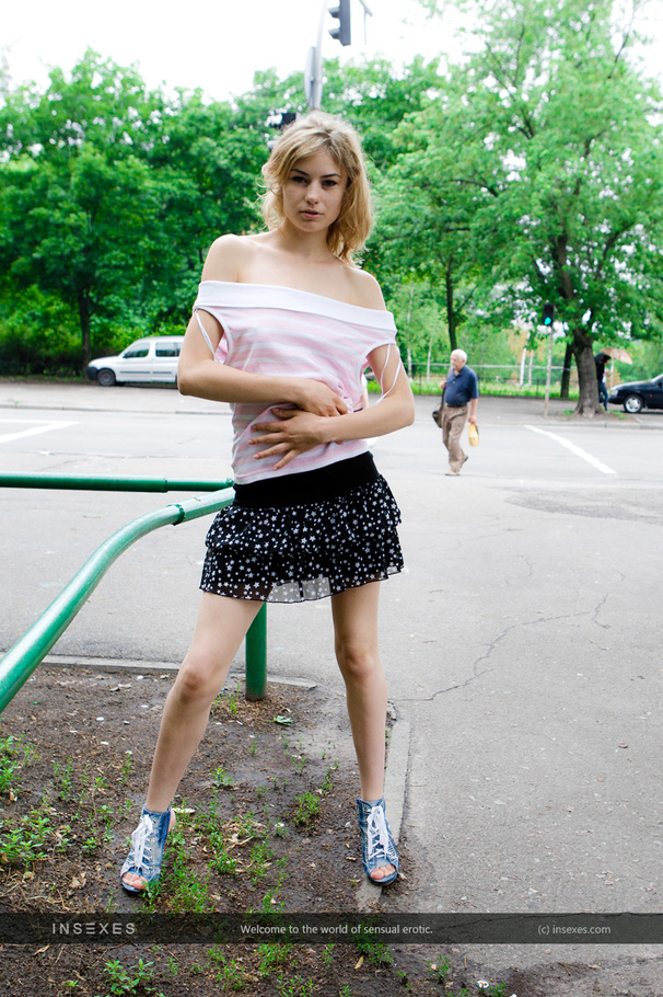 Flashy blonde with juicy small tits exposin - XXX Dessert - Picture 1