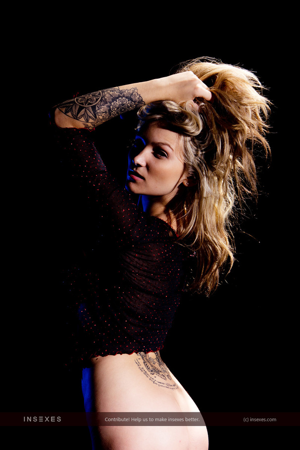 Magnificent blonde beauty exposing herself  - XXX Dessert - Picture 6