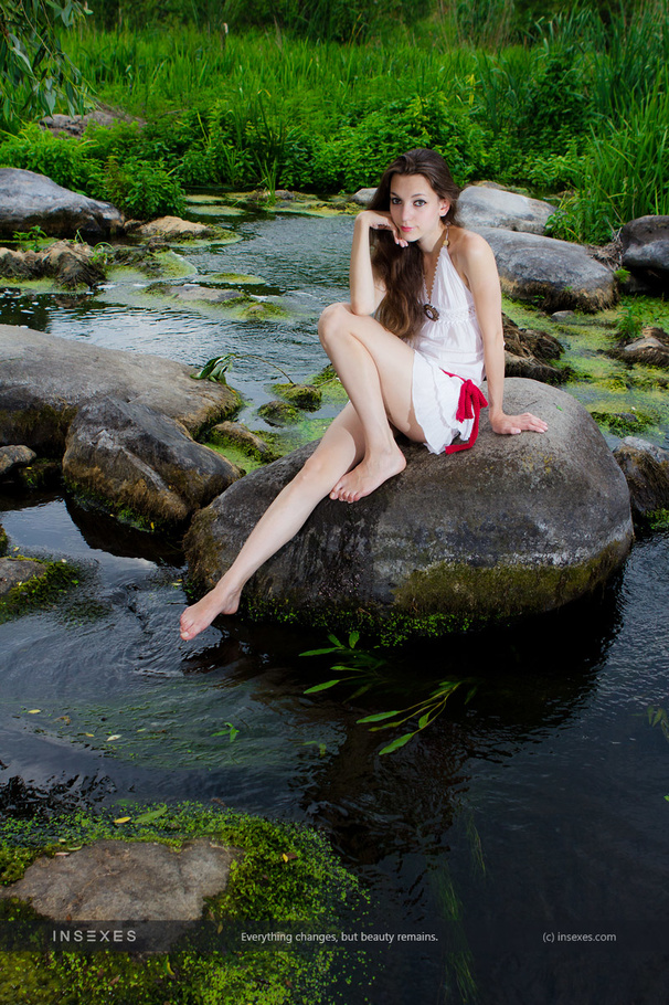 Stunning brunette teen exposing herself pas - XXX Dessert - Picture 2