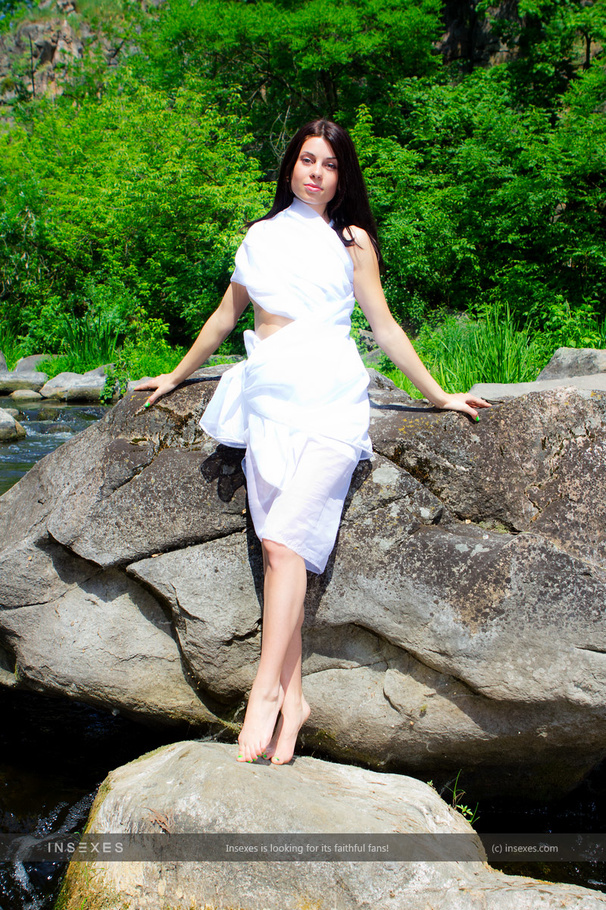 Hot black haired beauty exposing her stunni - XXX Dessert - Picture 4