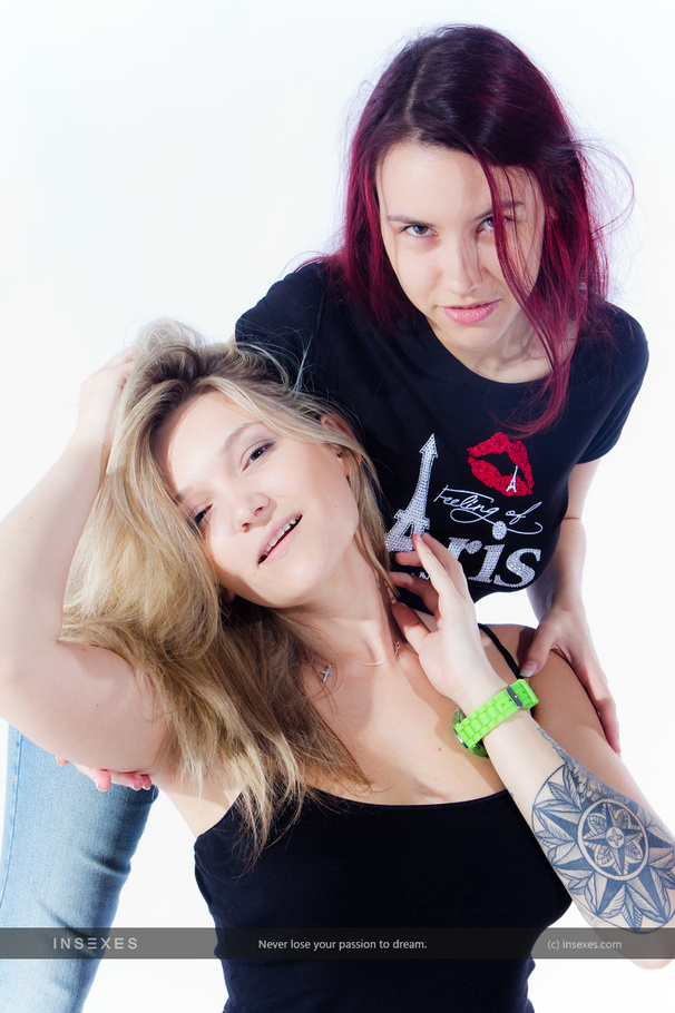 These two hot babes enjoys their time in fr - XXX Dessert - Picture 2