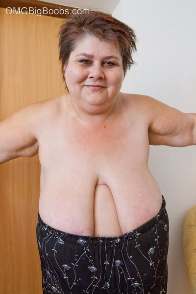 Lewd mature bbw showing off her large breasts - Picture 9
