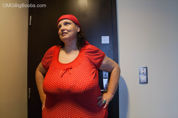 Funny mature bitch in a red T-shirt and hat with large - Picture 2