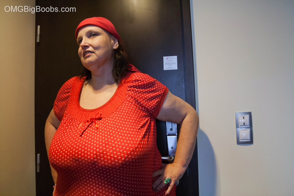 Funny mature bitch in a red T-shirt and hat with large - Picture 3