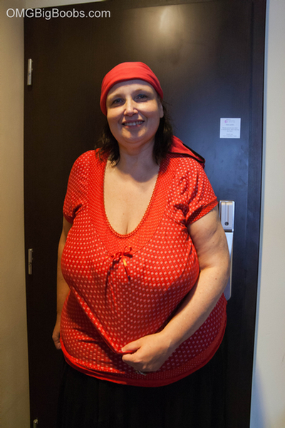 Funny mature bitch in a red T-shirt and hat with large - Picture 4