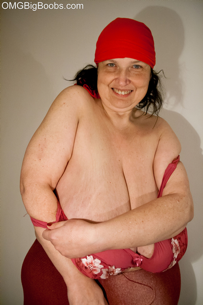 Funny mature whore in a red hat and bra demonstrate her - Picture 8
