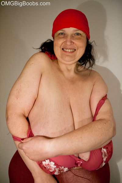 Funny mature whore in a red hat and bra demonstrate her - Picture 9