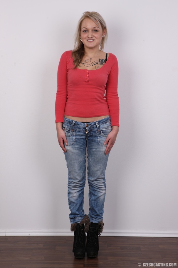 Hot seductive young blonde shows sexy curve - XXX Dessert - Picture 2