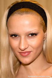 Flashy blonde exposing her gorgeously forme - XXX Dessert - Picture 1