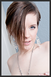 Bodacious teen looker posing nude at the po - XXX Dessert - Picture 2