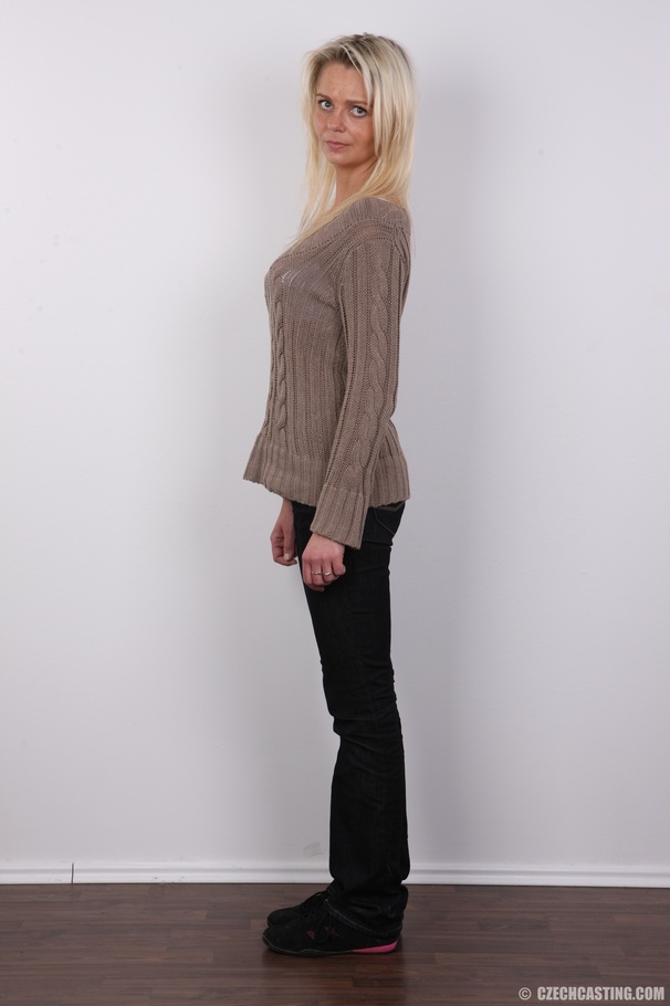 Hot shaped blonde reveals succulent boobs,  - XXX Dessert - Picture 3