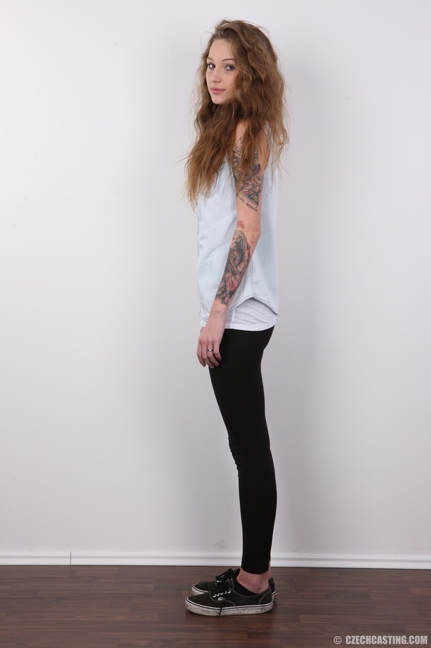 Young tattooed cute seductress shows cute i - XXX Dessert - Picture 3