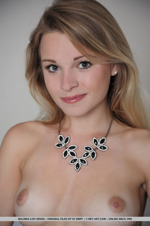 Sexy young blonde shows off her fit body an - XXX Dessert - Picture 18