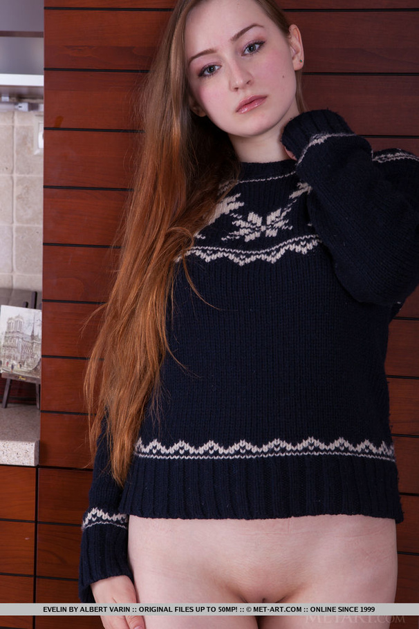 Sexy honey reveals her lush, young body and - XXX Dessert - Picture 4