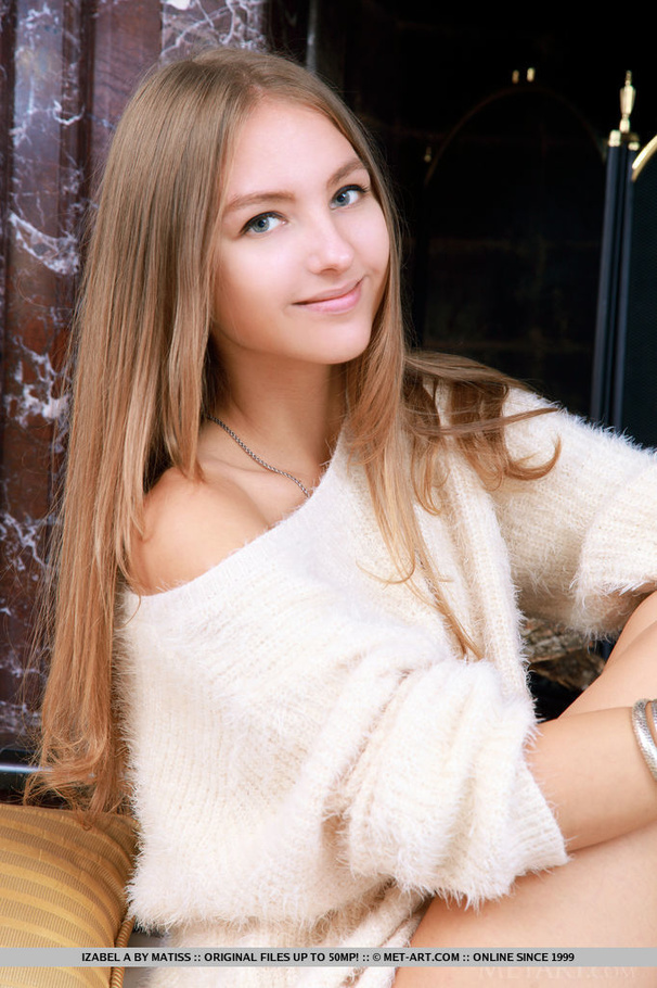 Young Hungarian sweetheart exposes her shap - XXX Dessert - Picture 1
