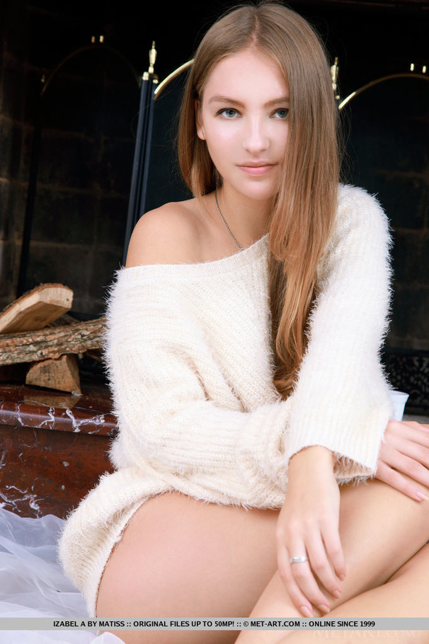 Young Hungarian sweetheart exposes her shap - XXX Dessert - Picture 3