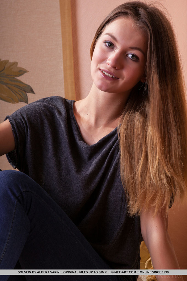 Teen hottie shows off her wet, delicious pu - XXX Dessert - Picture 1
