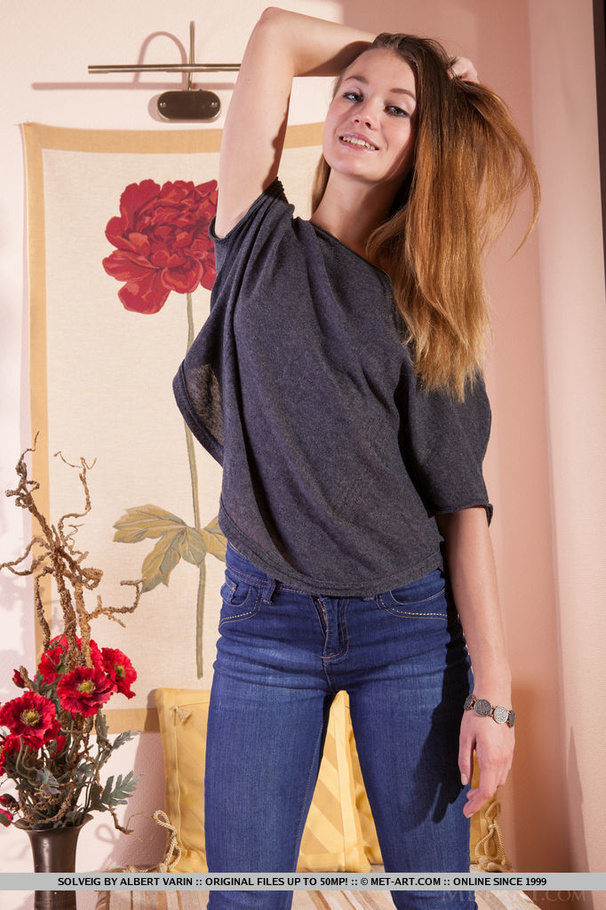 Teen hottie shows off her wet, delicious pu - XXX Dessert - Picture 3