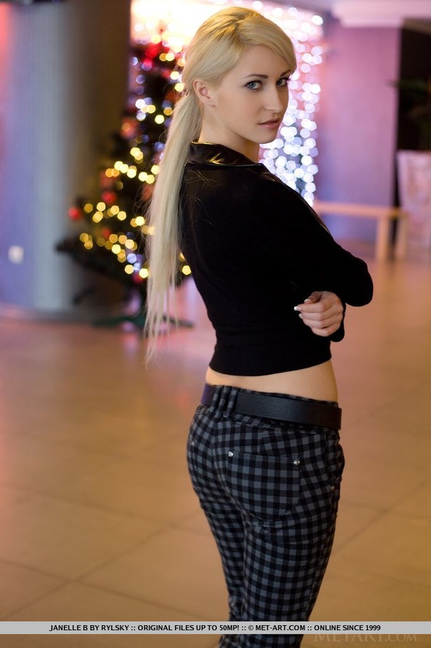Pretty young blonde flashed her hairy pussy - XXX Dessert - Picture 3