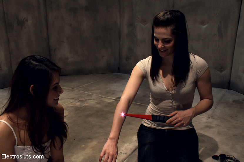 Chicks orgasms as she gets zapped, wired an - XXX Dessert - Picture 3