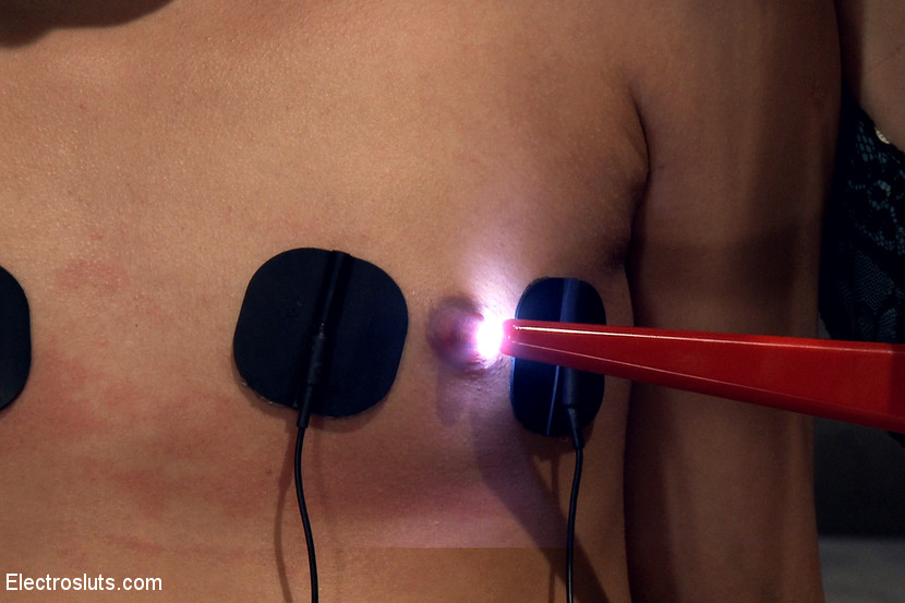 Chicks orgasms as she gets zapped, wired an - XXX Dessert - Picture 15